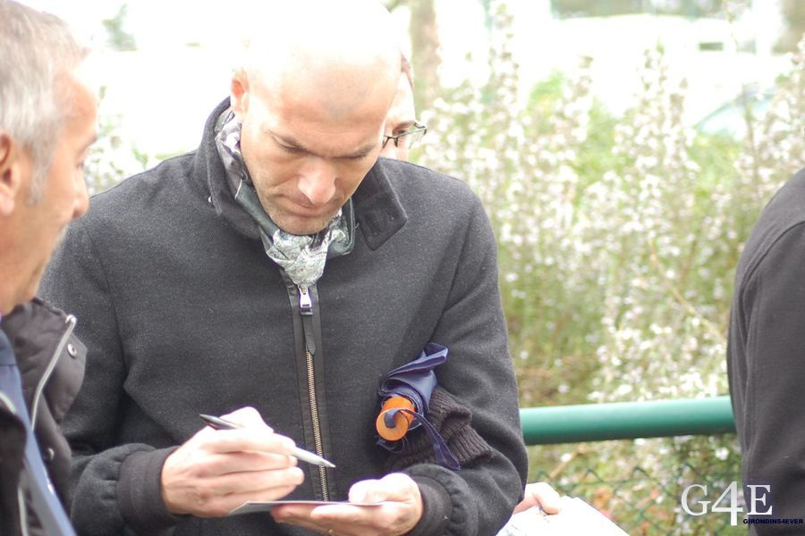 Zidane signe autographe
