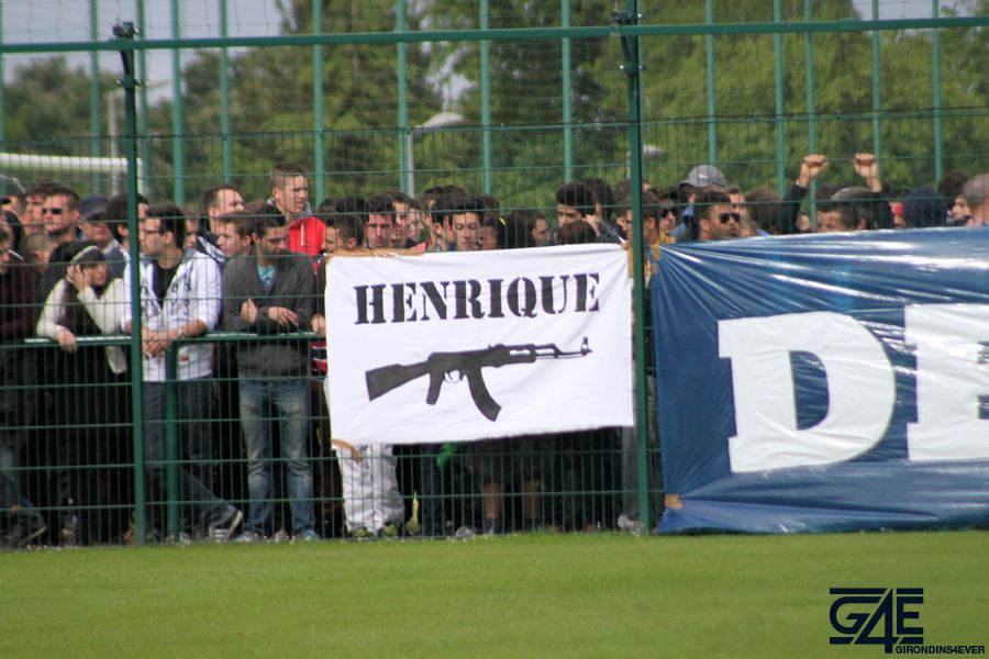 Mitraillette Henrique banderole supporters