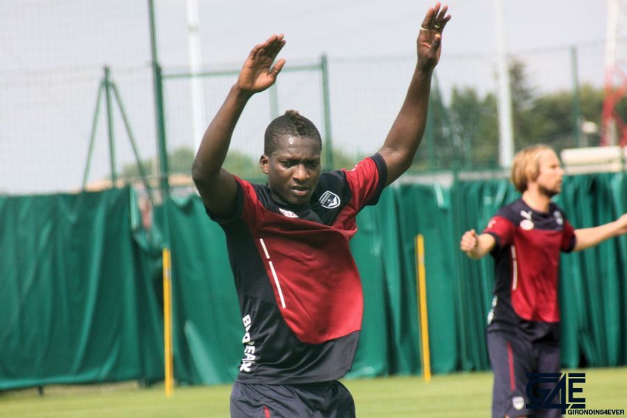 Abdou Traoré, bras en l'air, Plasil au second plan