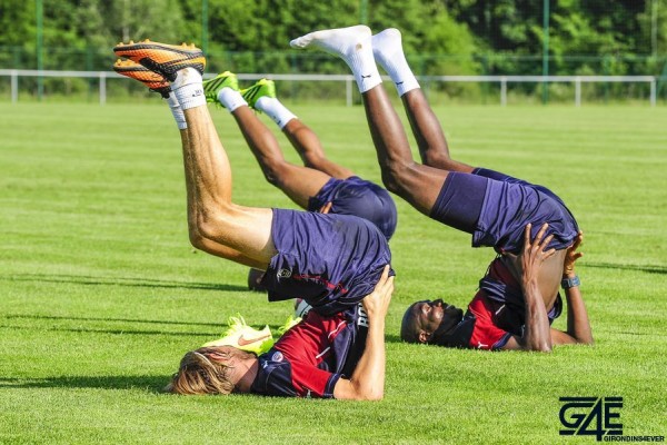 Plasil-Diarra Groupe étirements Divonne jambes en l'air