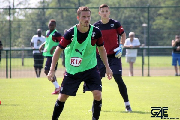 Grégory Sertic observe le jeu