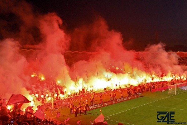 Fumigènes après match stade Chaban Delmas (5)