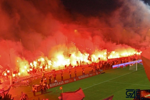 Fumigènes après match stade Chaban Delmas (6)