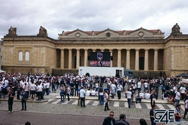 Place de la République Adieu Lescure (1)