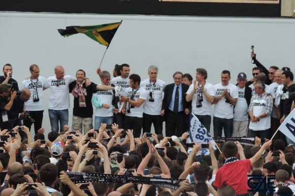 Place de la République avec les anciens joueurs (36)