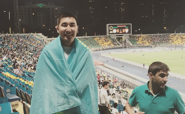 Adilet, drapeau du Kazakhstan sur les épaules