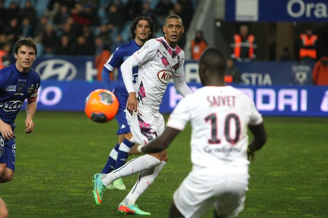 hoarau-arrive-et-bordeaux-cherche-un-buteur-iconsport_mae_180113_61_12,74399