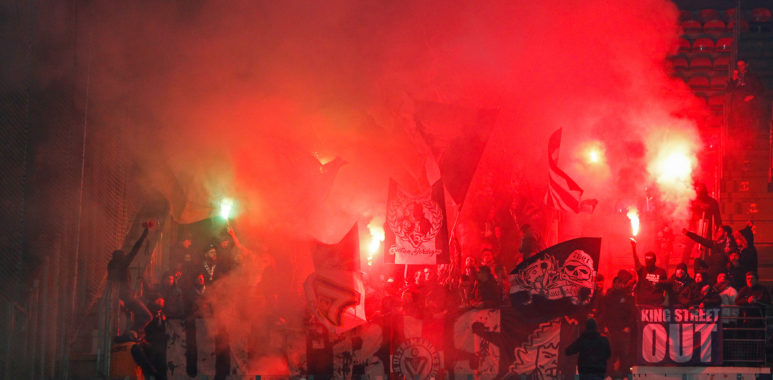 supporters ultramarines fumigene